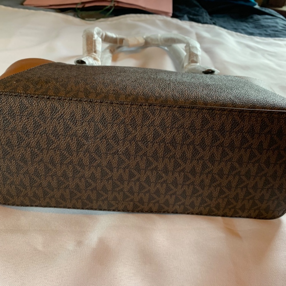 🎉Host Pick x2🎉 NWT Michael Kors Classic Charlotte Large Tote in Brown! - Picture 9 of 16